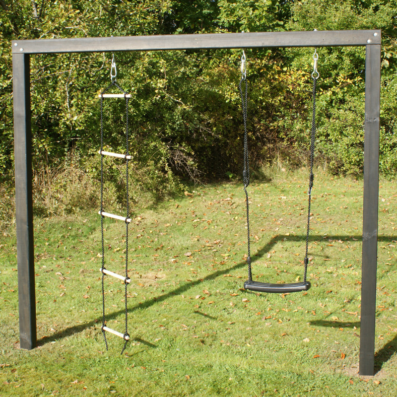 Nordic Play Arthur Gyngestativ Sort Grundmalet Inkl  Rebstige Og Gynge   210   240 Cm